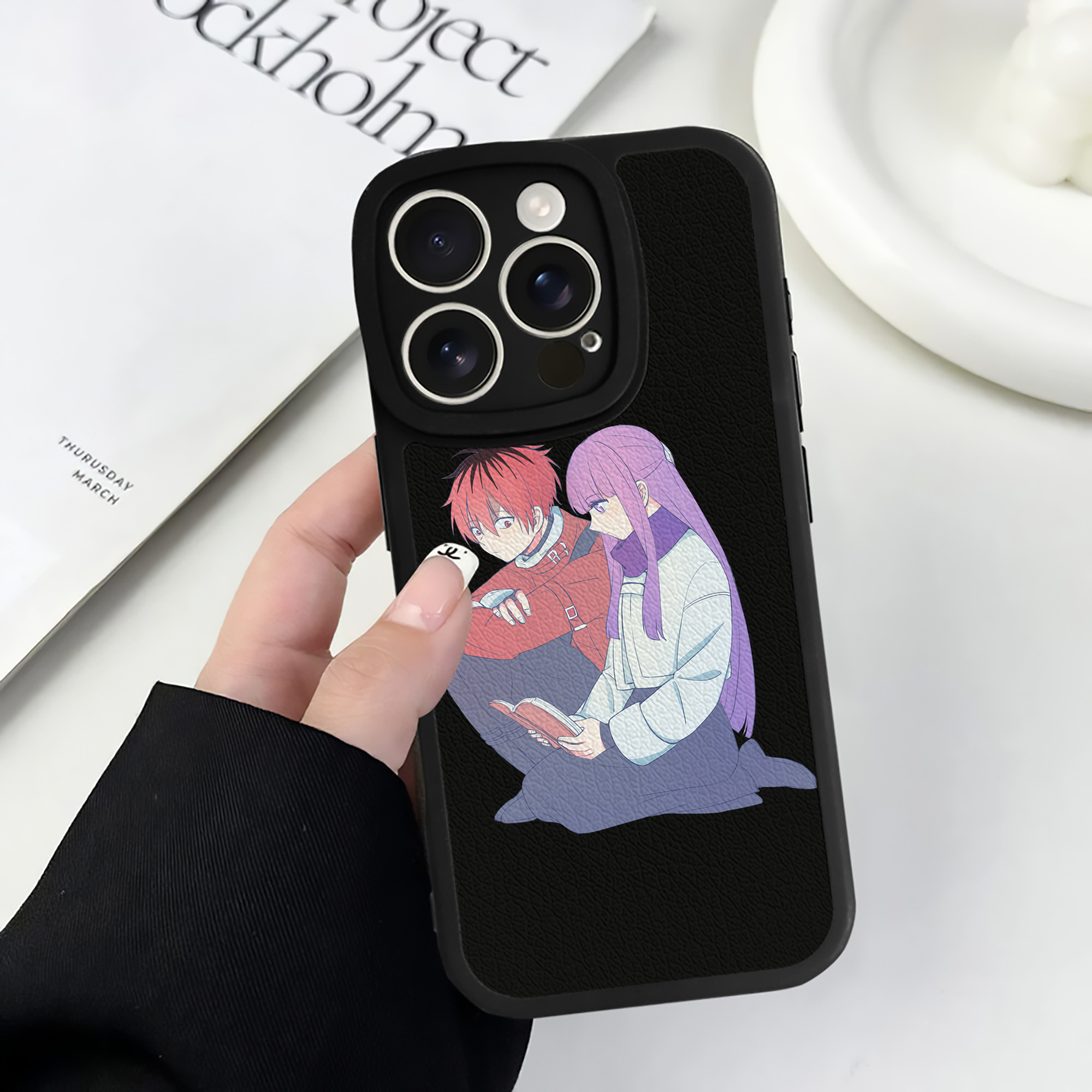 （画像用） 葬送のフリーレン Frieren 【iPhone 16シリーズ対応】シリコンスマホケース（レザー調） 材質：シリコン
